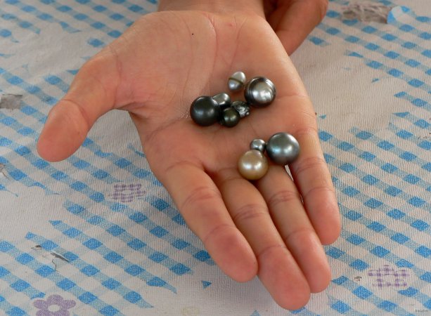 37- Bastien tient des perles aux formes differentes 